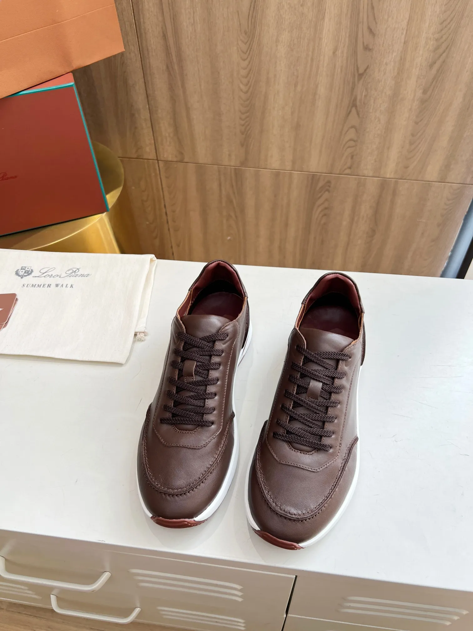Men's Men's Shoes 💰620 👑Loro Piana* Purchase the original 1:1 copy. Founded the existing Loro Piana company on April 24, 1924. It is now the sixth generation of family business, providing high-quality products to customers who are discerning about taste and quality. Imported calfskin fabrics. The interior is made of imported A-grade water-dyed cow lining. 💝 Focus on top quality, pay for what you pay, and compare the inner details. Original authentic packaging. Code number: 39-45